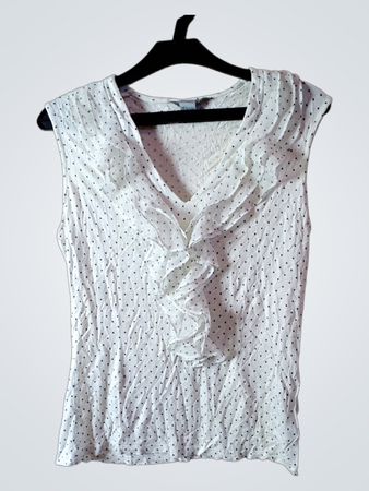 Weiße Bluse mit Rüschen und weißen Punkten ohne Ärmel