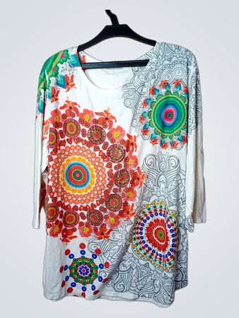 Weißes T-Shirt mit buntem Mandala-Druck