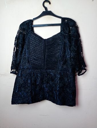 Schwarzes Spitzentop