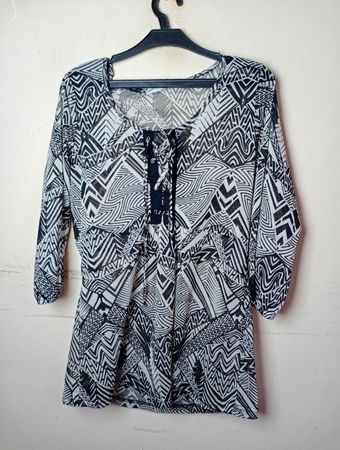 Yessica Damen Schwarz-Weiß geometrisches Druck Schnürbluse Top