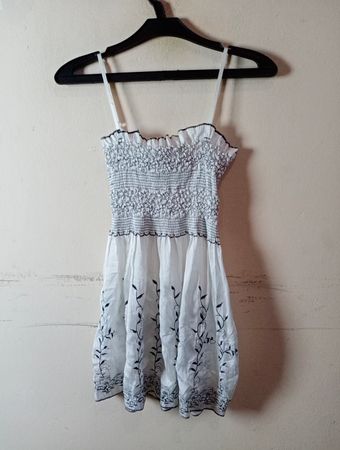 Weißes Smockkleid mit floralem Stickerei