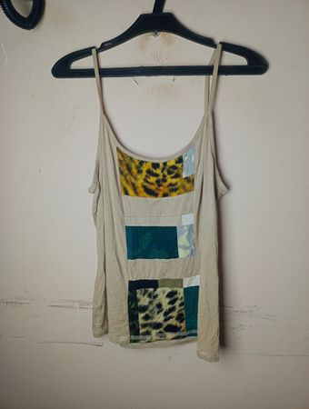 Beige Spaghetti-Top mit Patchwork-Druck