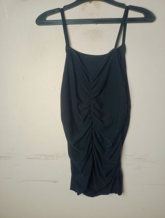 Schwarzes gerafftes Spaghetti-Träger-Kleid