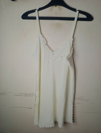 Weißes Slipkleid mit gewelltem Spitzenabschluss