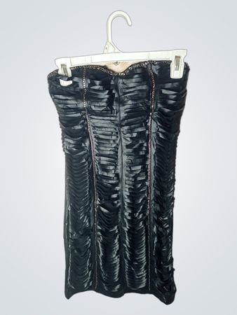 GIORGIA Schwarzes Rüschenshirt-Kleid ohne Träger mit Kettendetail