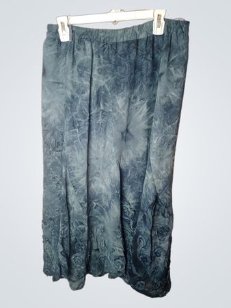 Maxi-Rock in Blau mit Batikmuster und Rosenverzierungen