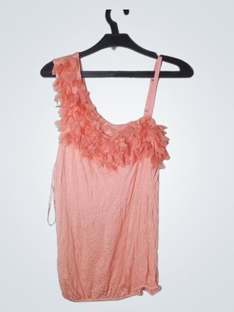 Korallenfarbener One-Shoulder-Top mit floralem Detail