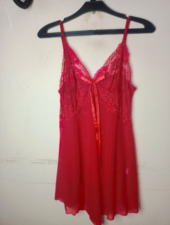 Rote Spitzenverzierung Chemise