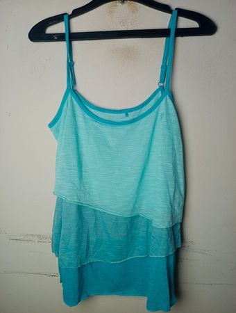Blaues gestuftes Top