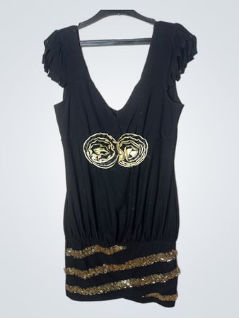 Schwarzes Kleid mit floralem Schmuck und Pailletten