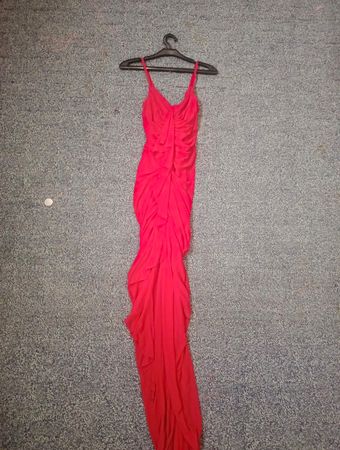 Rotes gerafftes Maxi-Kleid
