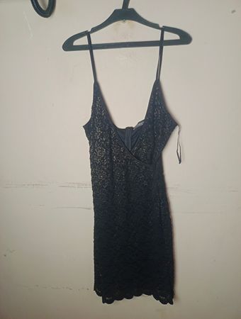 COMELY Schwarzes Spitzen-Spaghettiträgertop-Kleid