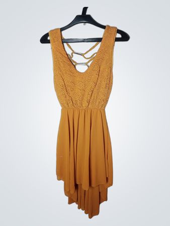 Gelbes Spitzenkleid