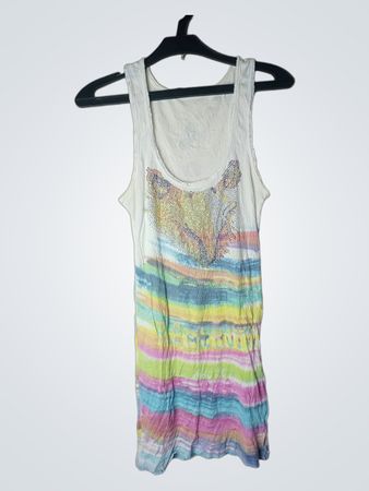  weisses Tanktop mit bunten Streifen und Strassdesign