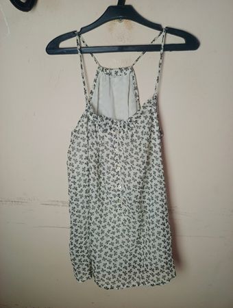 Weißes Hemdchen mit schwarzem Blumenmuster