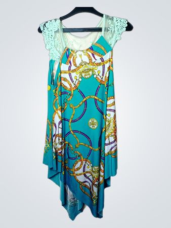 Türkises Schal-Kleid mit Kettenmuster