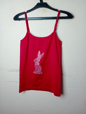 Rotes Cami-Top mit Strass-Hasen