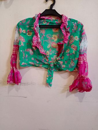 Grüne Bluse mit floralem Druck, Bindeband vorne, pinker Borte und Glockenärmeln