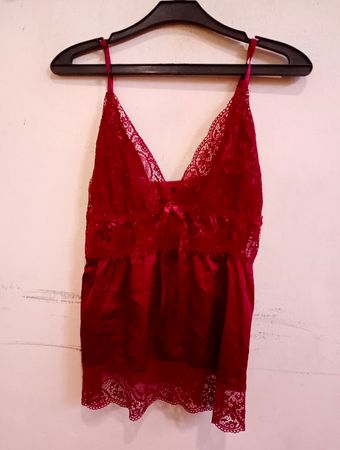 Rote Spitzenbesatz-Camisole