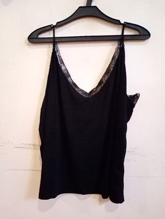 Schwarzes Top mit Spitzenbesatz