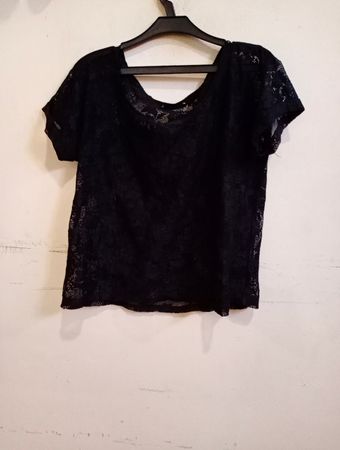 Schwarzes Spitzen-Top mit kurzen Ärmeln