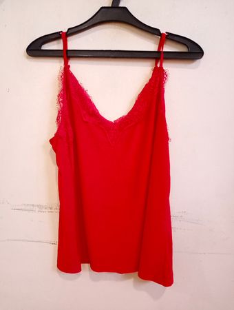 Rote Spitzenbesatz-Top