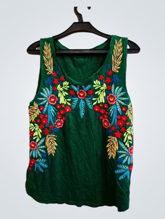 Grünes Tanktop mit floralem Stickerei
