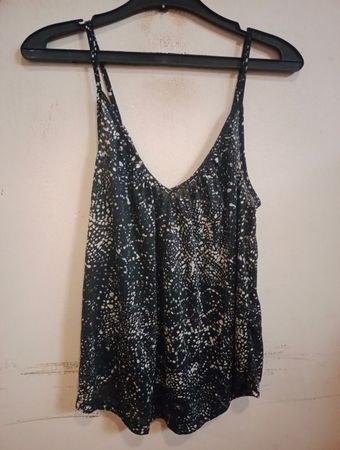 Schwarzes und weißes bedrucktes Spaghettiträgershirt