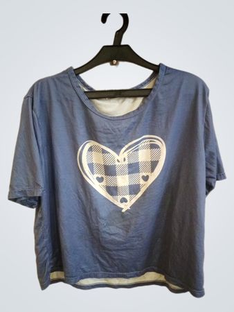 Blaues T-Shirt mit weißem Herzgrafik