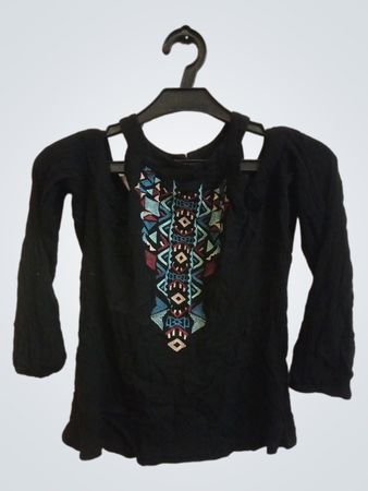 Schwarzes Langarm-Oberteil mit kalten Schultern und besticktem Design