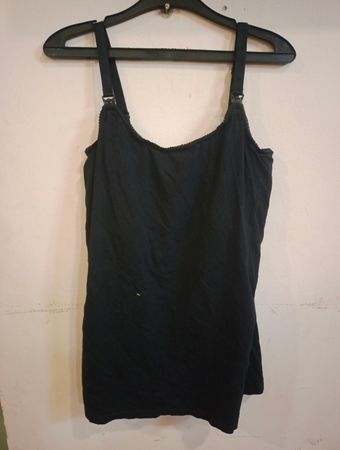 Schwarzes Top mit verstellbaren Trägern