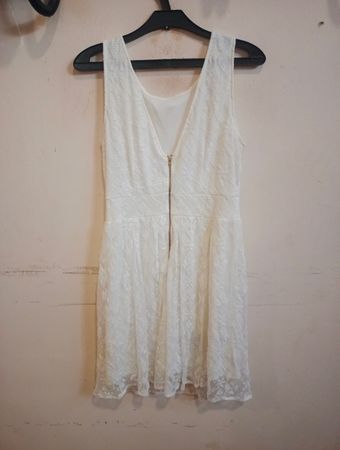 Weißes Spitzenkleid