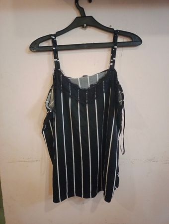 BLIND DATE CASUAL Damen Schwarz-Weiß Gestreiftes Cami-Top mit Spitzenbesatz