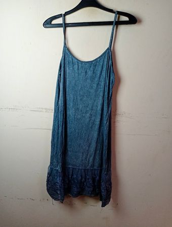 Blaues Spaghetti-Trägerkleid mit Spitzenbesatz