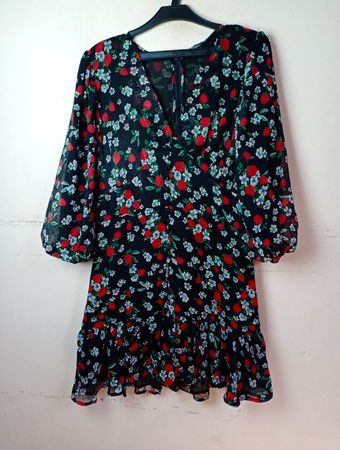 Schwarzes Kleid mit Erdbeer- und Blumenmuster