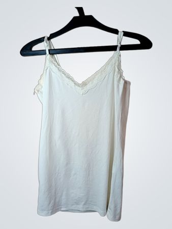 Weißes Top mit Spitzenbesatz