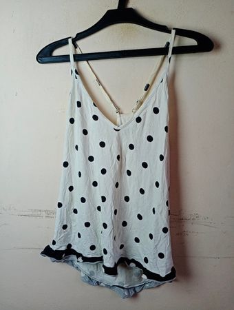 Weiße Polka-Dots-Cami mit schwarzem Saum
