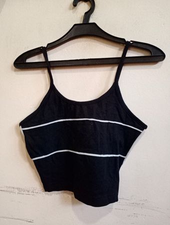 Schwarzes verkürztes Tanktop mit weißen Streifen