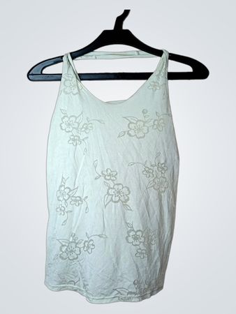 Leicht grünes Blumenshirt