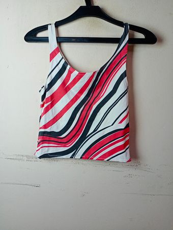 Tanktop mit roten, weißen und schwarzen wellenförmigen Streifen