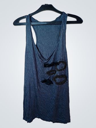 Dunkelgraues Tanktop mit bestickten Lippen und Schleifen