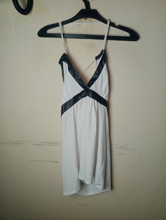 Crazyworld Weißes Kleid mit schwarzem Besatz