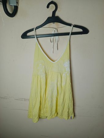 Gelbes Trägerkleid mit weißer Bestickung