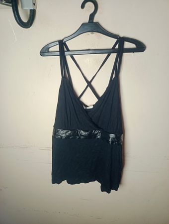 Schwarzes Cami-Top mit Kunstlederdetails