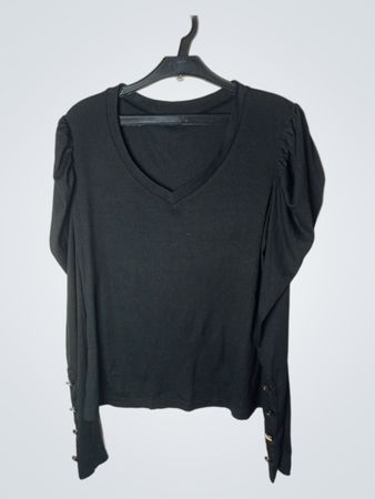 Schwarzes V-Ausschnitt Langarmshirt mit dekorativen Knöpfen an den Manschetten