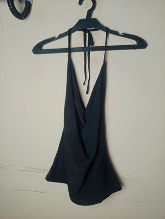 Schwarzes Halsband-Top