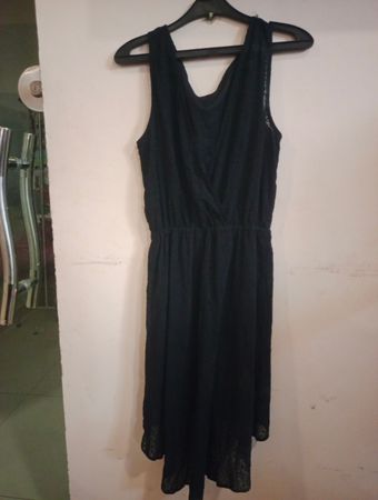 Schwarzes ärmelloses Spitzenkleid
