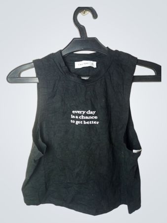 CALLIOPE schwarzes ärmelloses Oberteil mit Grafik 'Jeder Tag ist eine Chance, besser zu werden'