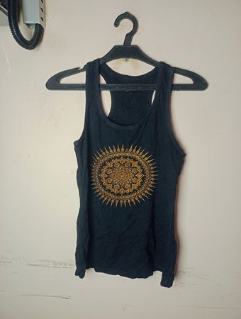Schwarzes Tanktop mit goldener Mandala-Grafik