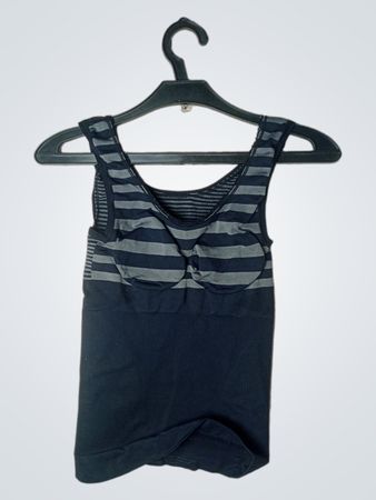 Schwarzes und graues gestreiftes Tanktop